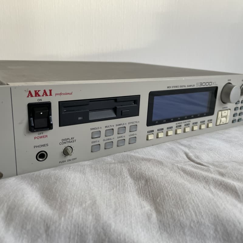 1996 Akai S3000XL MIDI Stereo Digital Sampler White - Used Akai            Sampler