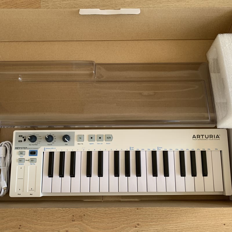 2017 - Present Arturia KeyStep 32-Key MIDI Controller White - used Arturia              Keyboard
