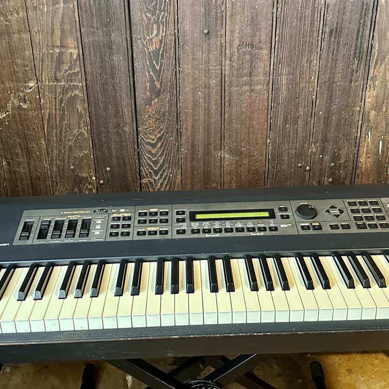 Early 2000's Roland XV-88 Original - used Roland              Keyboard