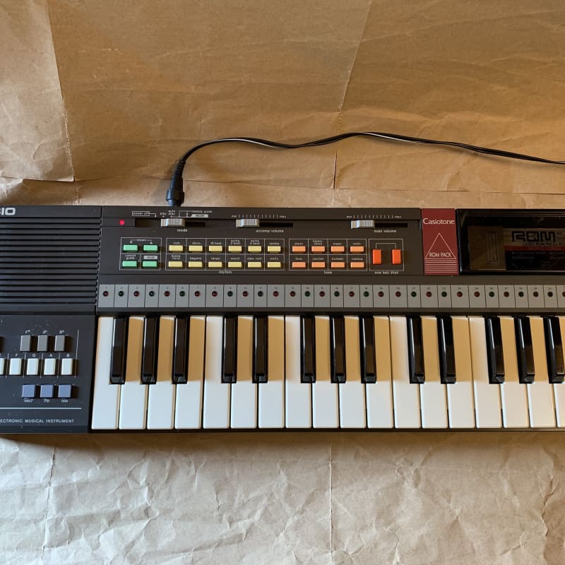 1985 - 1988 Casio MT-18 Casiotone 32-Key Synthesizer Black - used Casio              Keyboard Synth