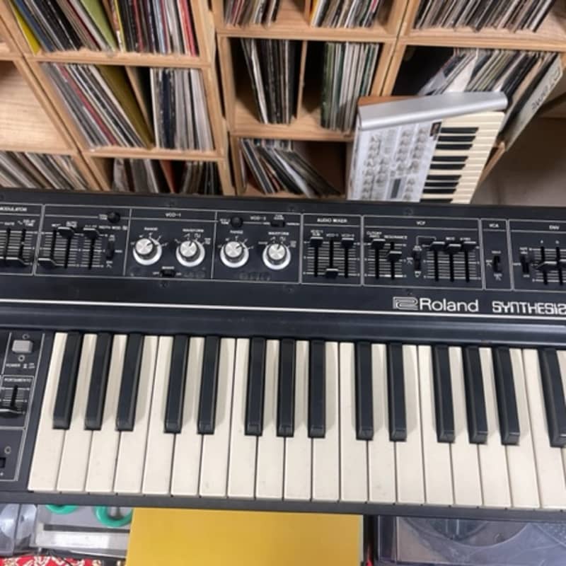 1979 - 1982 Roland SH-2 37-Key Synthesizer Black - used Roland              Synthesizer