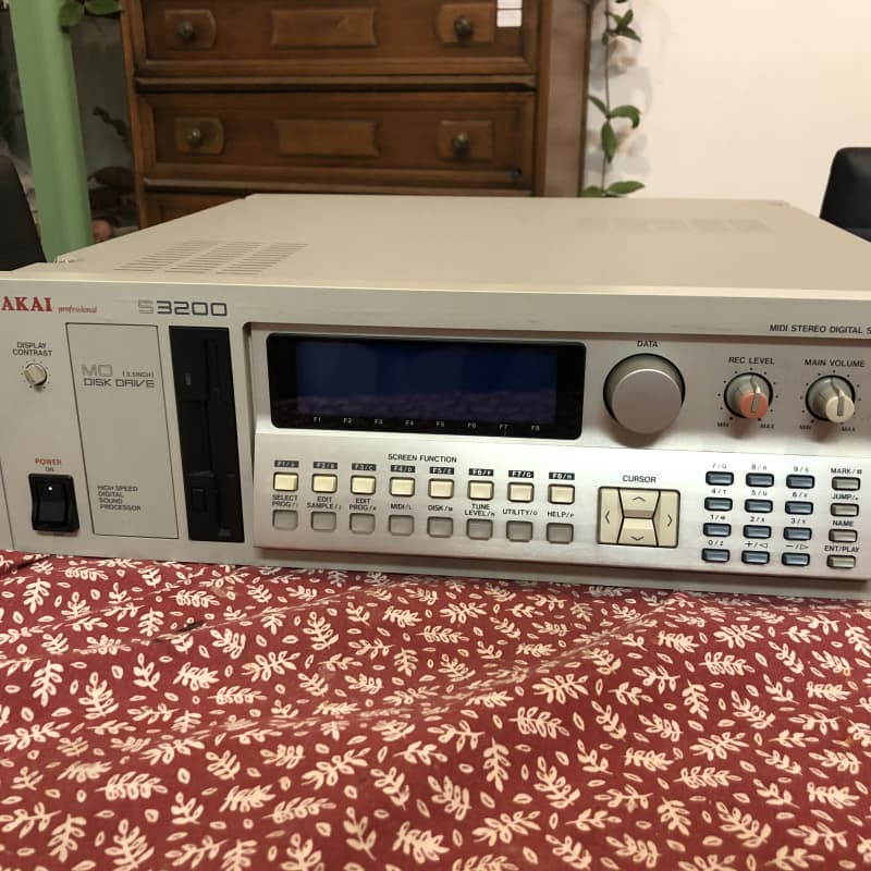 1992 Akai S3200 MIDI Stereo Digital Sampler White - used Akai  Vintage Synths       Sampler