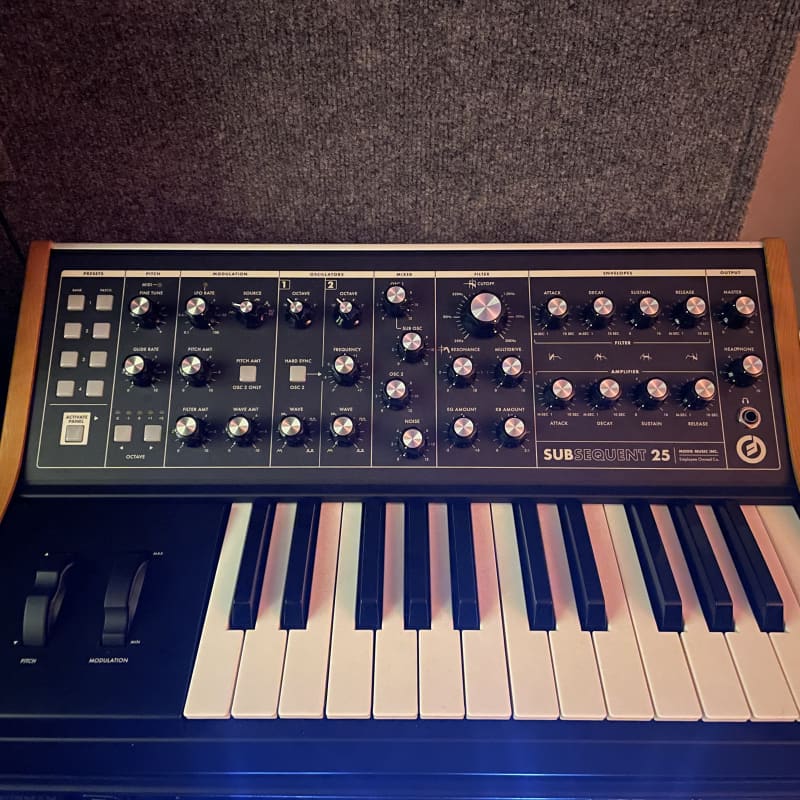 2020 - Present Moog Subsequent 25 Analog Synth Black - Used Moog         Controller    Synth