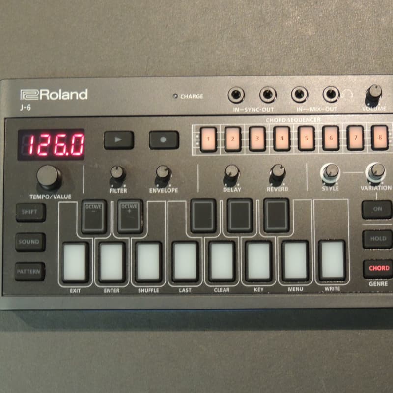 Roland J-6 - used Roland               Synth