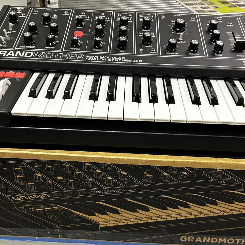 2020 - Present Moog Grandmother Dark 32-Key Semi-Modular Analo... - Used Moog  Keyboard