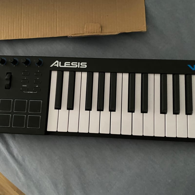 2017 - 2022 Alesis V25 25-key USB MIDI Controller with Beat Pa... - used Alesis              Keyboard