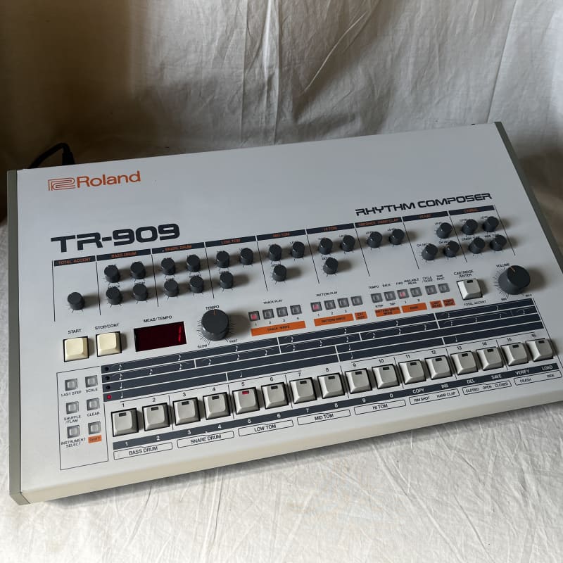 1983 - 1985 Roland TR-909 Rhythm Composer White - Used Roland        Analog  Drum Machine