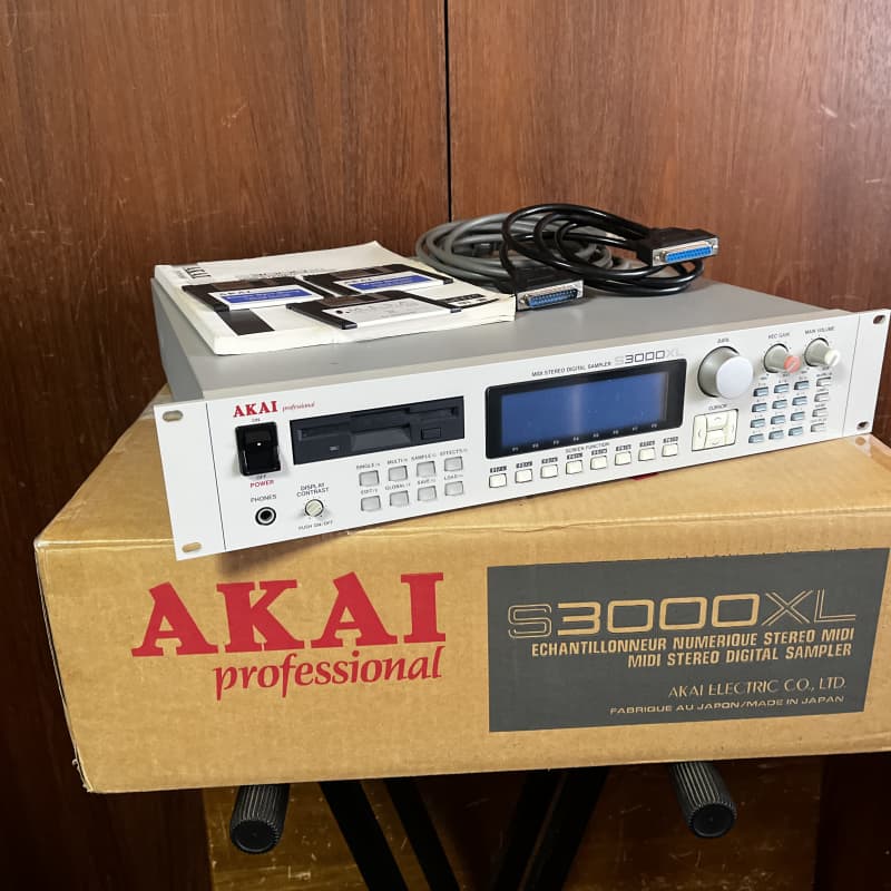 1996 Akai S3000XL MIDI Stereo Digital Sampler White - used Akai         Sampler