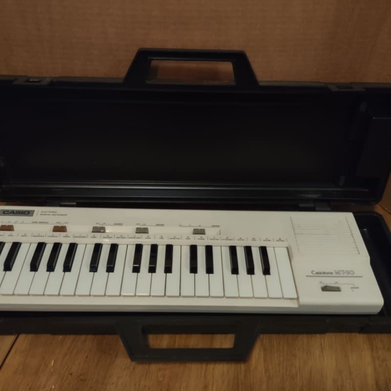 1981 - 1985 Casio MT-30 Casiotone 37-Key Synthesizer White - Used Casio             Synth