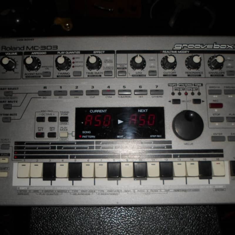 Roland MC-303 Groovebox - Used Roland    GrooveBox      Drum Machine Sequencer