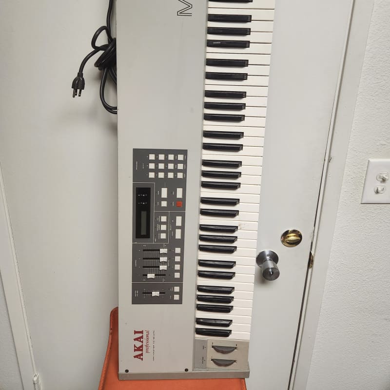 Akai MX73 - used Akai        MIDI Controllers