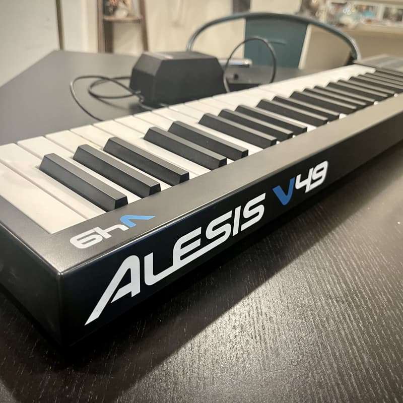 2017 - 2019 Alesis V49 49-Key USB MIDI Controller with Beat Pa... - used Alesis              Keyboard