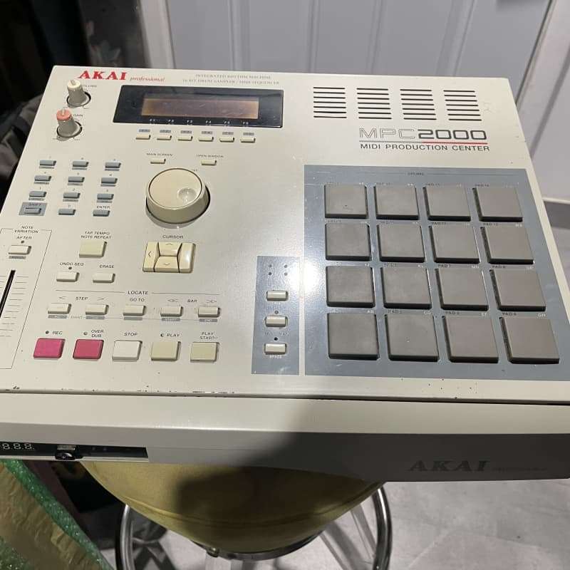 1997 - 2001 Akai MPC2000 MIDI Production Center Grey - used Akai MPC