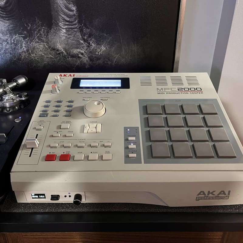 1997 - 2001 Akai MPC2000 MIDI Production Center Grey - used Akai MPC