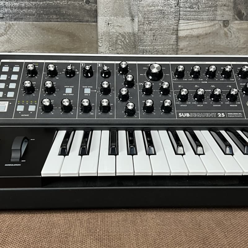 Moog Subsequent 25 Synth - used Moog               Synth