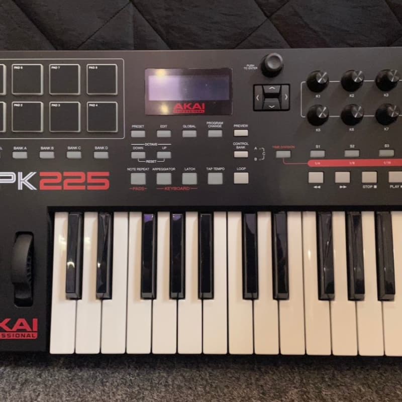 Akai MPK225 - used Akai MPC       MIDI Controllers
