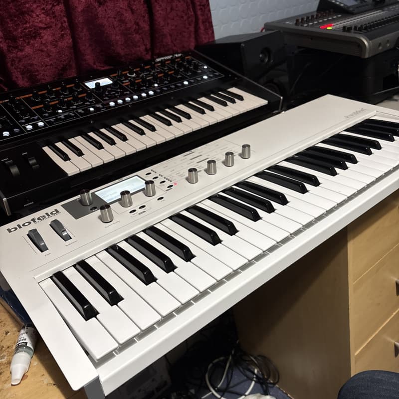2009 - Present Waldorf Blofeld Keyboard 49-Key Synthesizer White