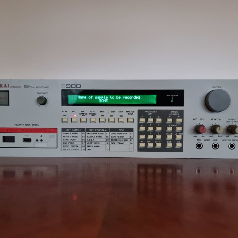 1986 Akai S900 MIDI Digital Sampler White