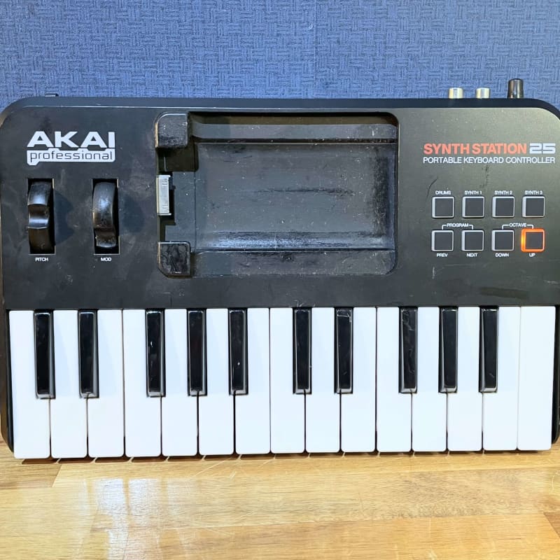 2010s Akai SynthStation 25 iPad MIDI Keyboard Controller Black