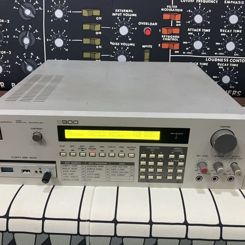 1986 Akai S900 MIDI Digital Sampler White