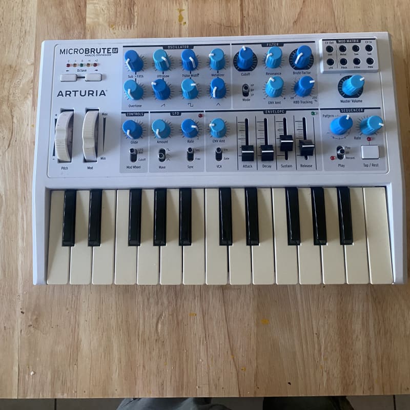 2015 Arturia Microbrute SE 25-Key Synthesizer White