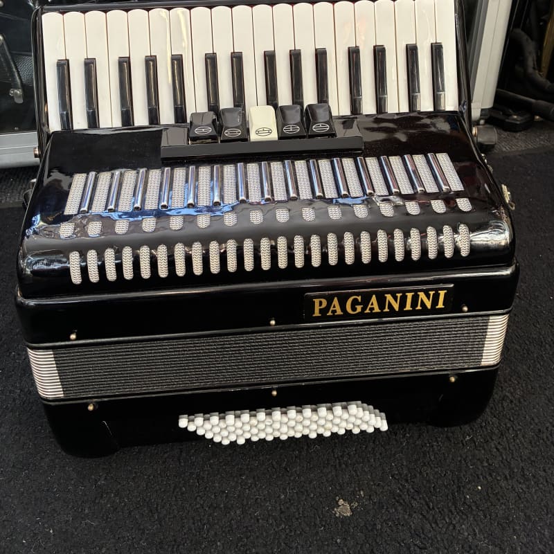Paganini 72 Bass Piano Accordion Black