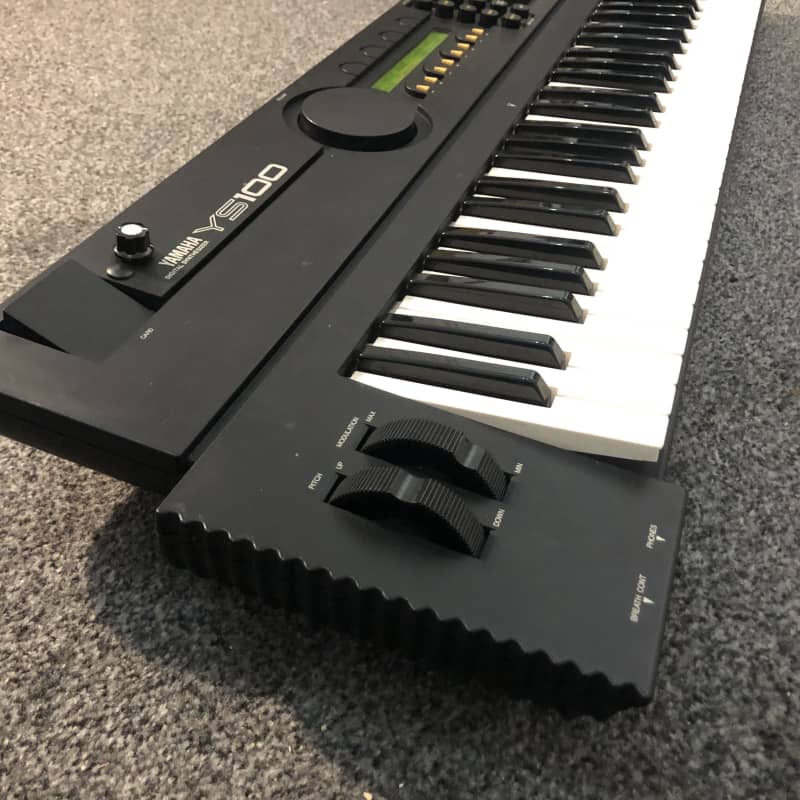 1988 Yamaha YS200 FM Synthesizer Black
