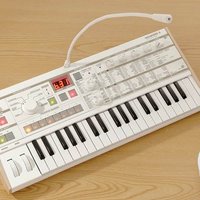 2002 - 2019 Korg microKORG-S 37-Key Synthesizer/Vocoder White