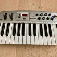 used 2002 - 2005 M-Audio Oxygen 8 25-Key MIDI Controller Keyboard S...