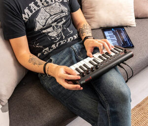 iRig Keys 2 Mini MIDI Keyboard & Controller - Image 6
