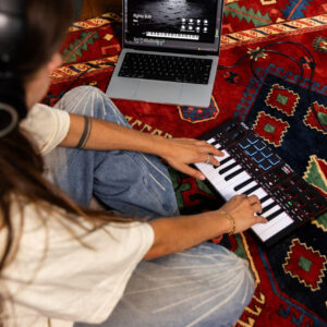 Akai MPK Mini 4 MIDI Keyboard in Black - Image 5