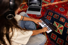 Akai MPK Mini 4 MIDI Keyboard in Black - Image 3