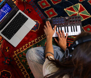Akai MPK Mini 4 MIDI Keyboard in Black - Image 6