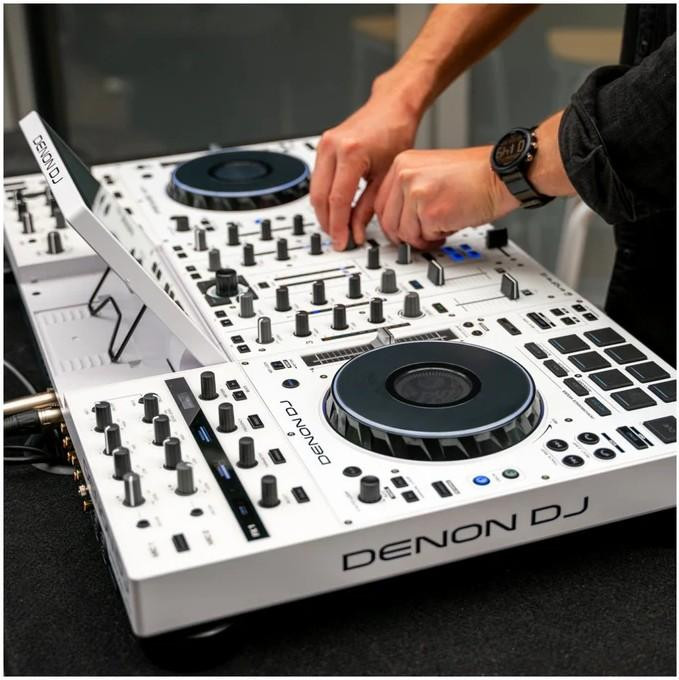Denon DJ PRIME 4+ Standalone DJ System White - Image 5