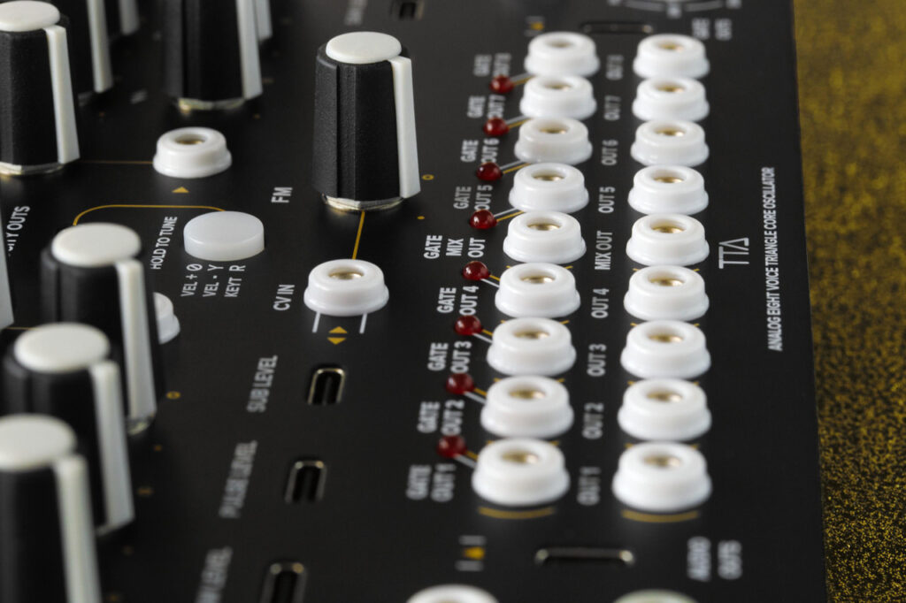 Tiptop Audio Triax 8 Analogue Eight-Voice Triangle Core Oscillator